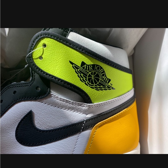Air Jordan 1 Volt Gold - Picture 2 of 3
